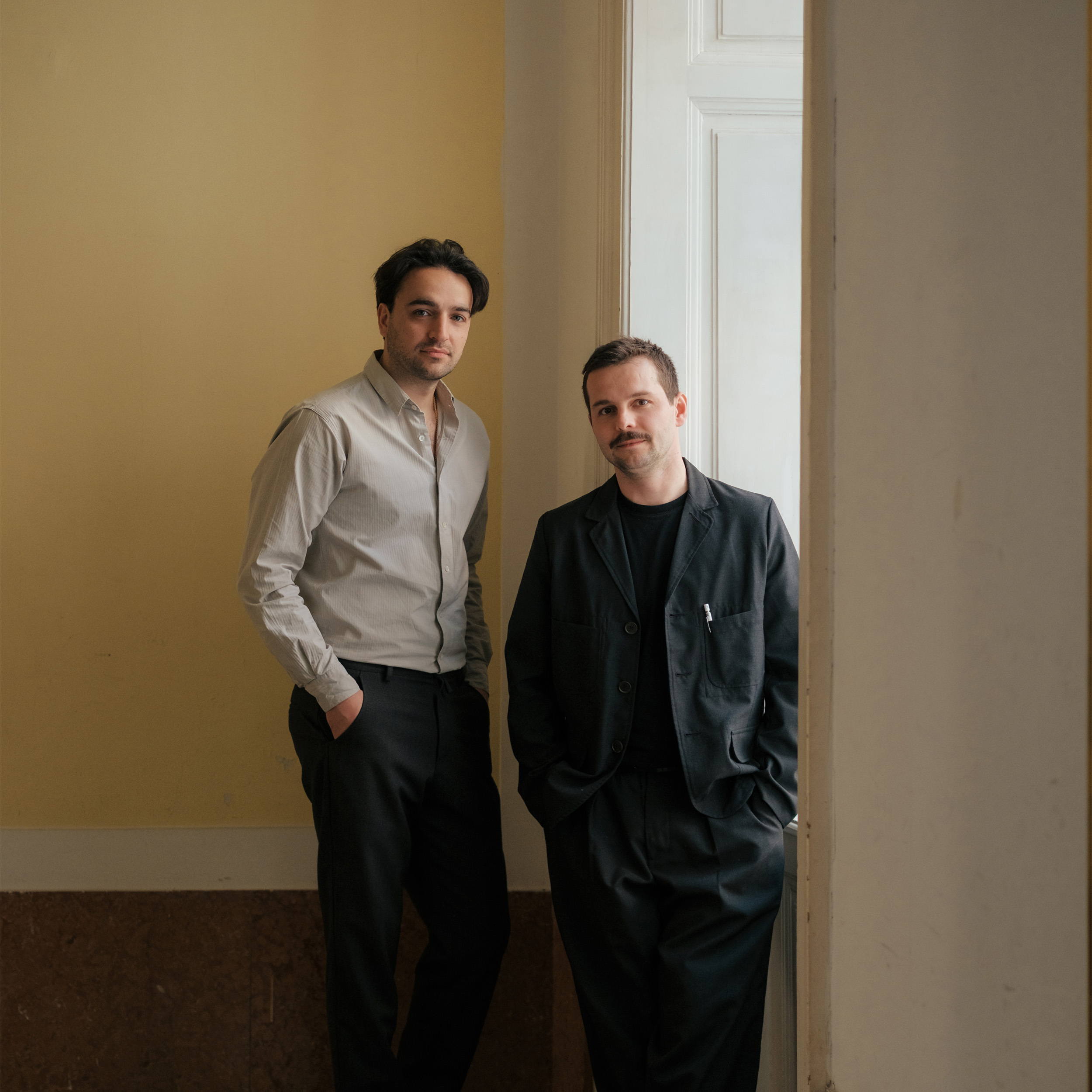 Porträt von Jacopo und Mario von Studio Motra in ihrem Büro im 15. Bezirk in Wien